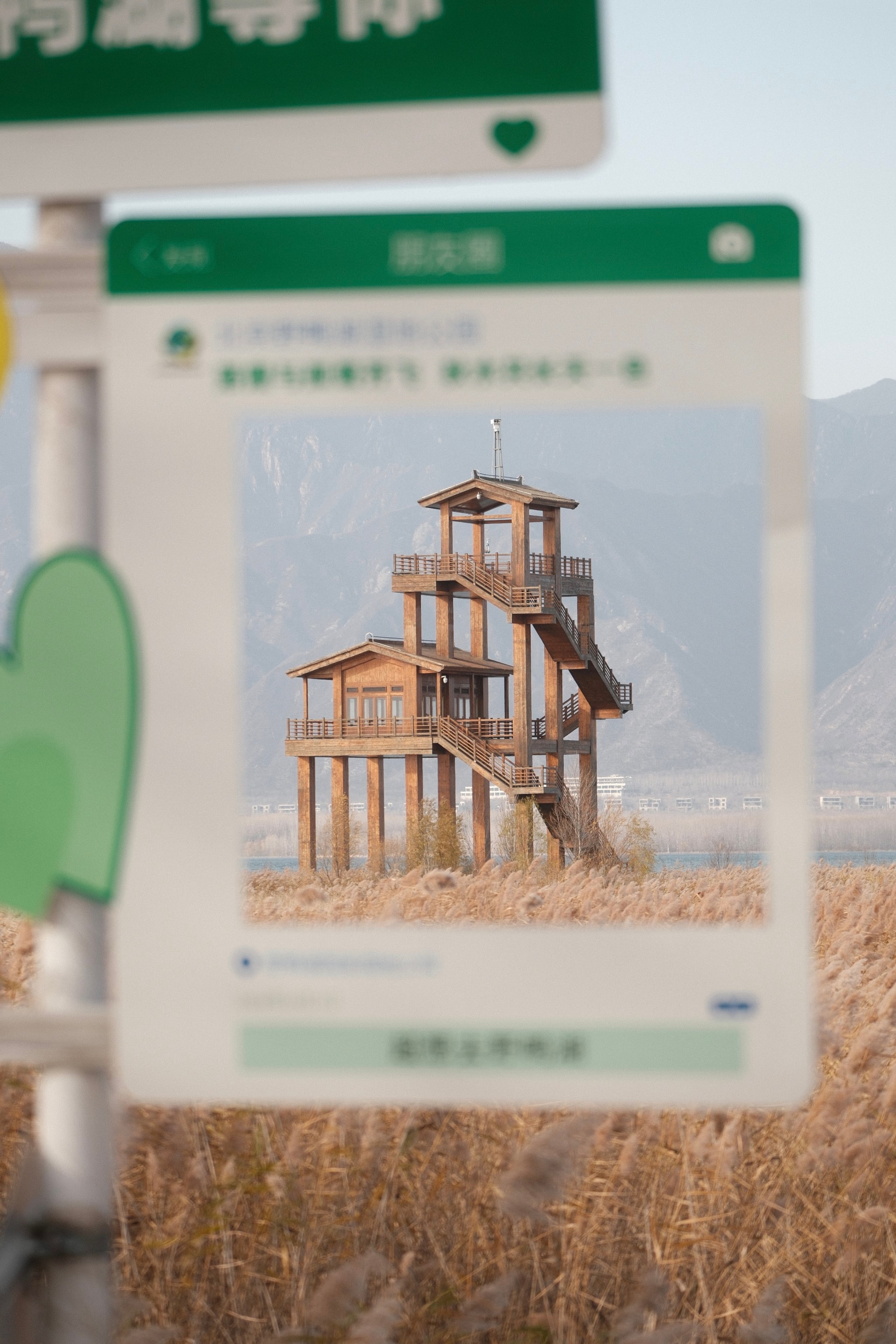 落霞与孤鹜齐飞，秋水共长天一色